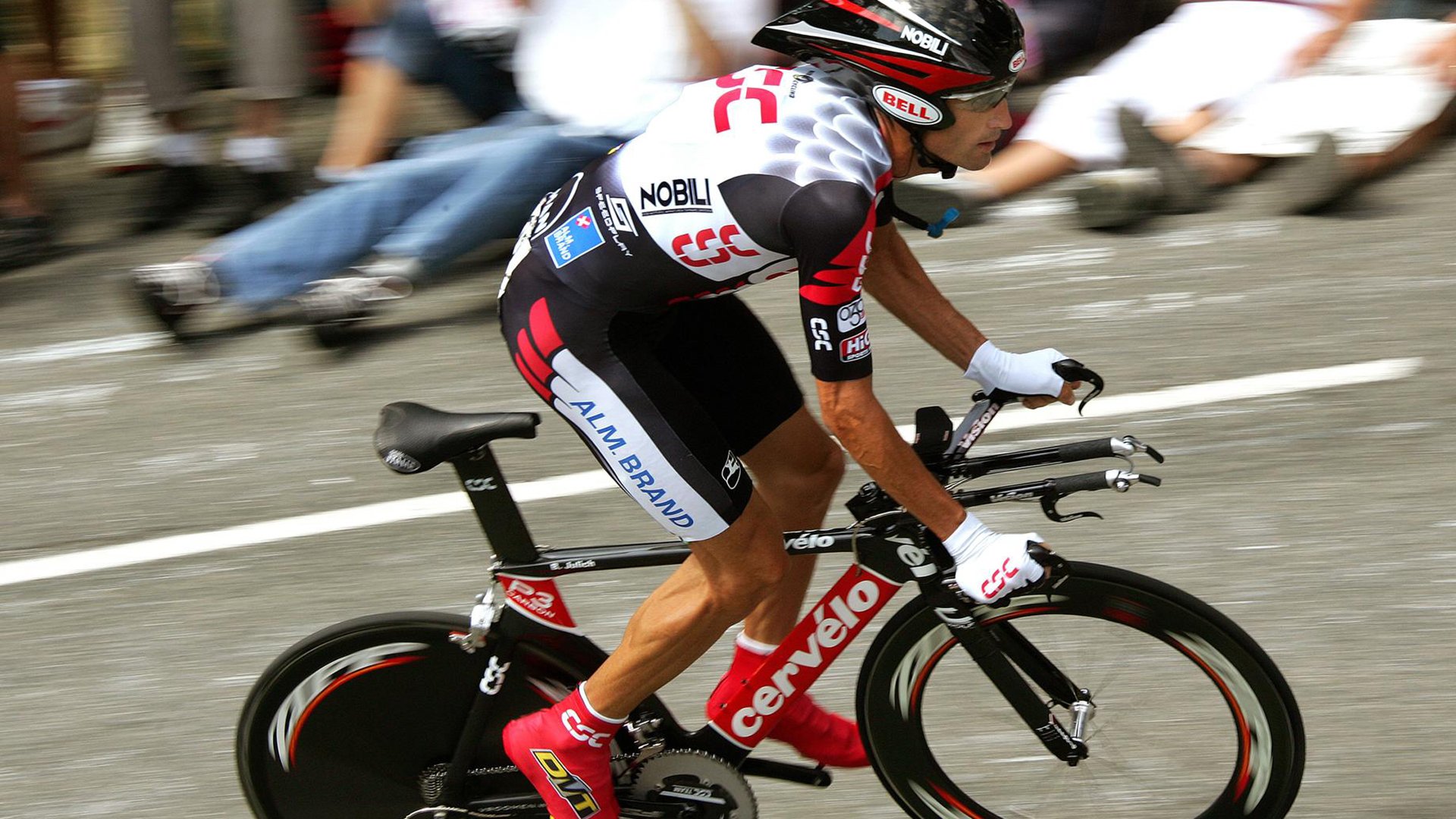 开云体育APP下载-西甲：巴塞罗那4-1夺冠争头名，莱万连续多场破门，西甲巴塞罗那集锦