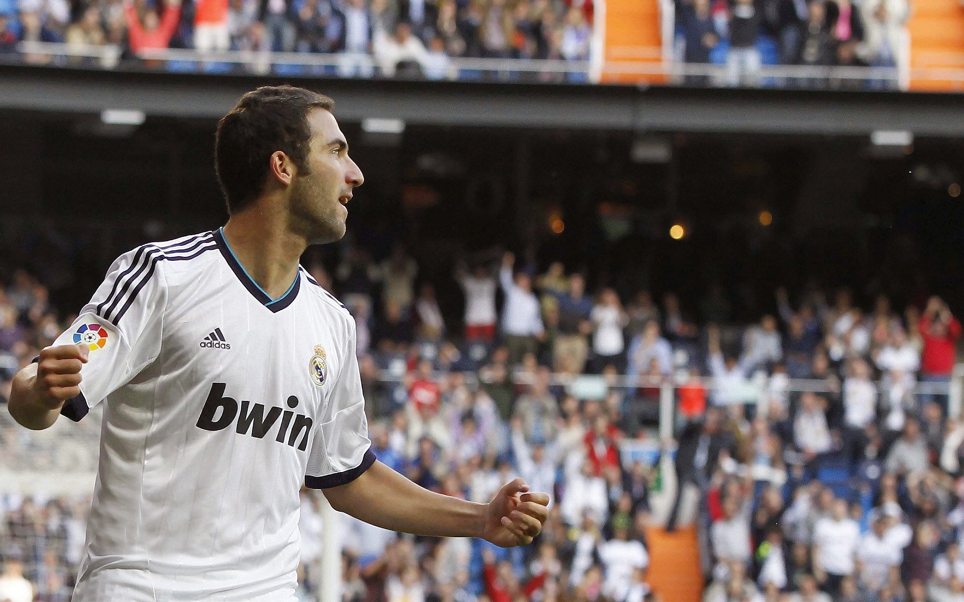 西甲：巴塞罗那4-1夺冠争头名，莱万连续多场破门，西甲巴塞罗那集锦